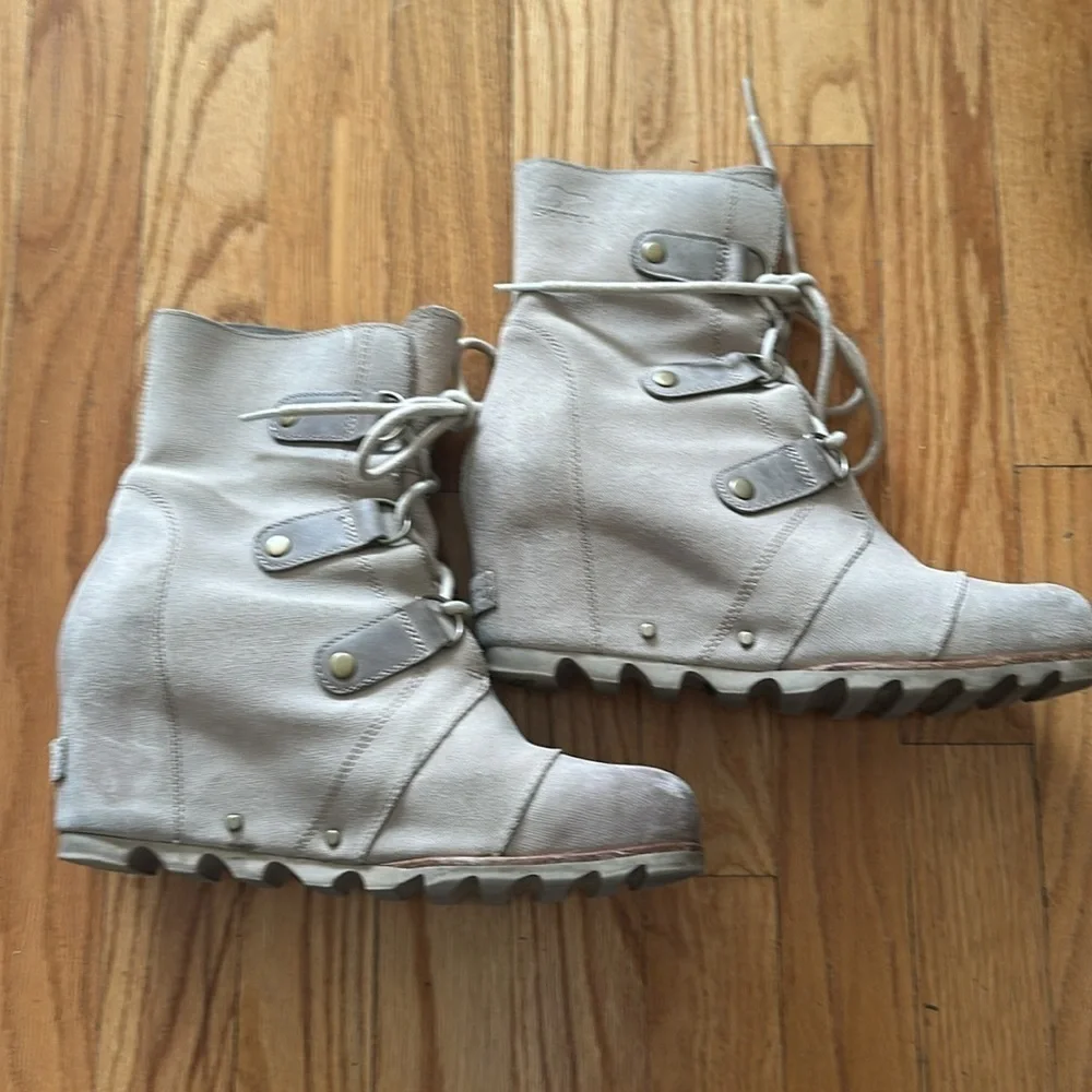Sorel sz 9.5 Joan of arctic wedge in like tan cream color good pre owned cond